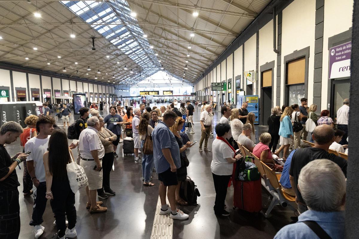 Pasajeros en la estación de Alicante en una imagen reciente.