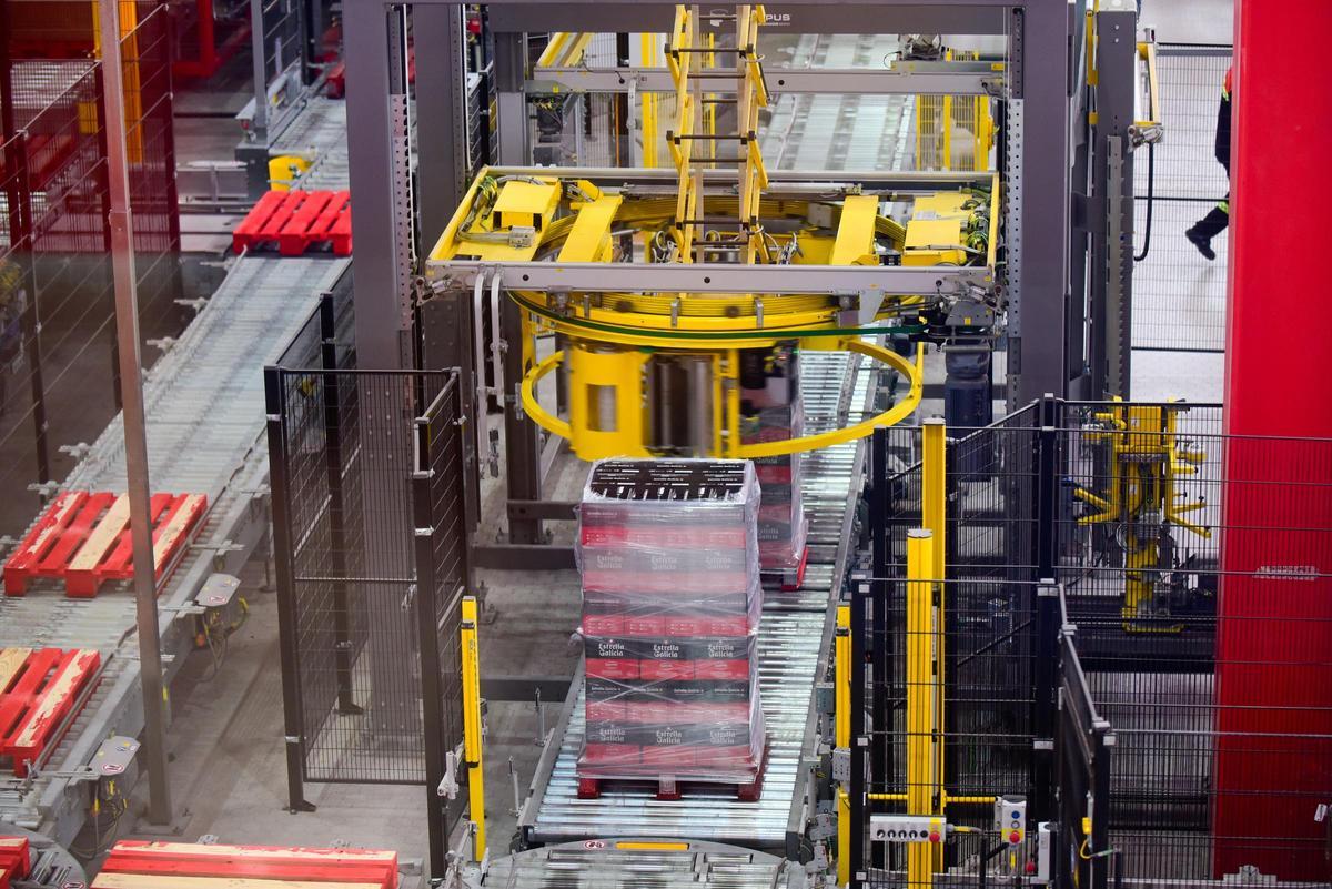 Proceso de envasados de botellas en la fábrica de Estrella Galicia en Morás.