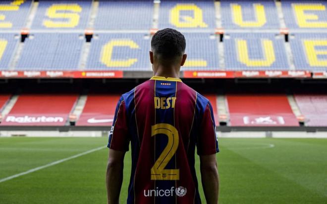 Sesión fotográfica de Sergiño Dest con la camiseta del FC Barcelona en el Camp Nou.