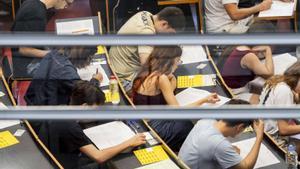 La nova selectivitat s’estrena a Catalunya amb menys aprovats