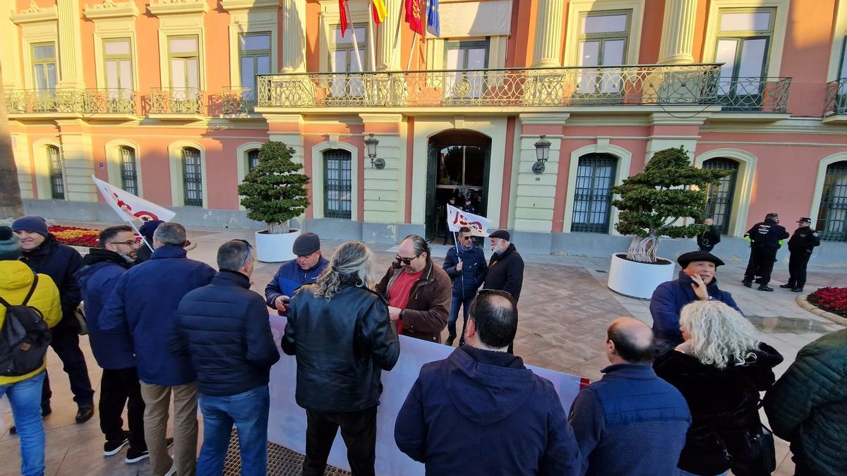 Concentración de trabajadores frente el Ayuntamiento de Murcia