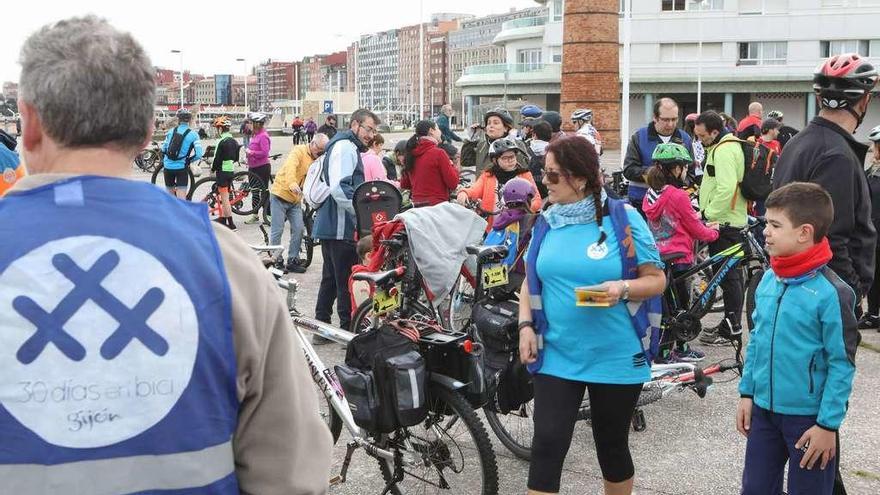 Participantes en la marcha de ayer.