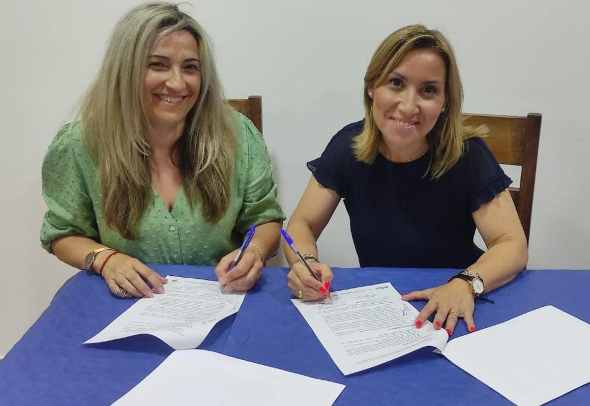 Mila Sánchez (VeÏns) y Pilar Peris (PP) firman el acuerdo de gobierno en Massamagrell