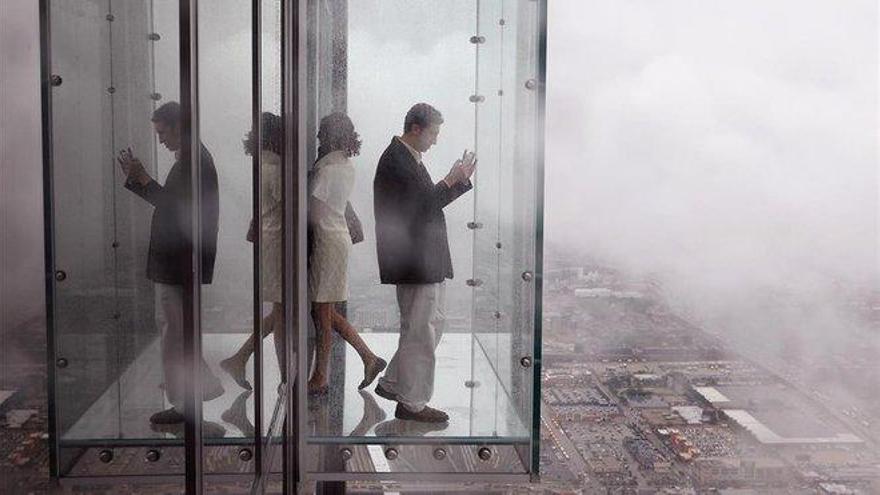 El suelo del vertiginoso mirador SkyDeck de la Torre Willis de Chicago se resquebraja ante los visitantes