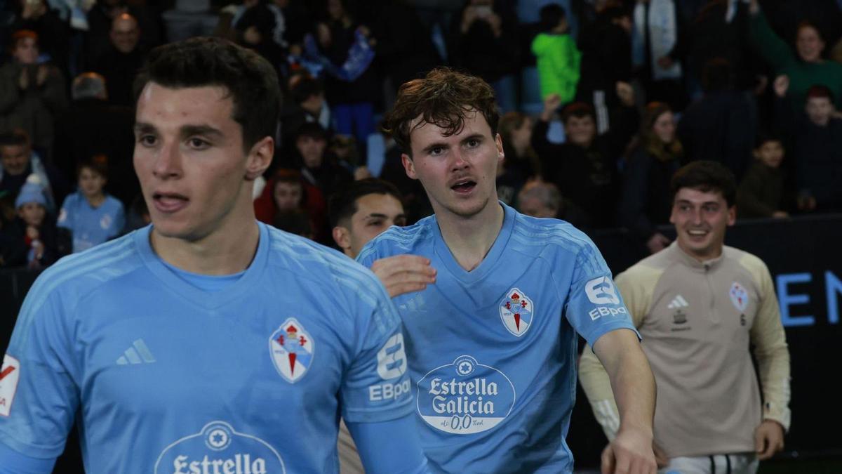 Douvikas y Williot, en el duelo contra el Betis en Balaídos, tras el gol del sueco.