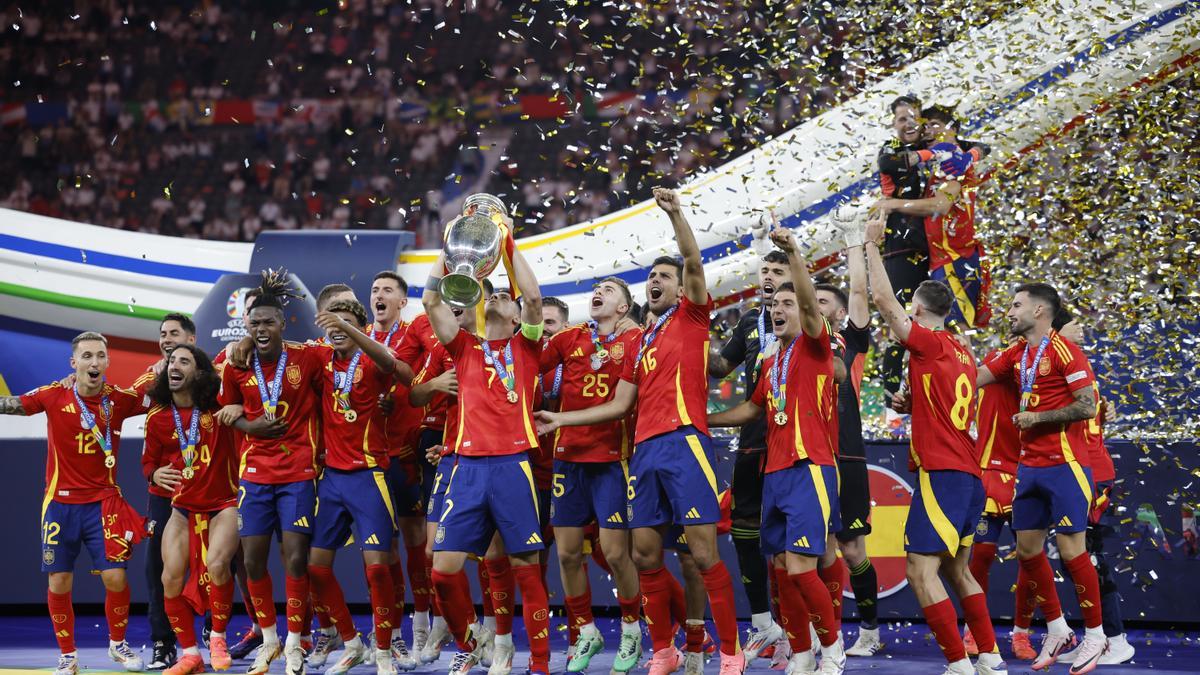 Los jugadores de España celebran la cuarta Eurocopa.