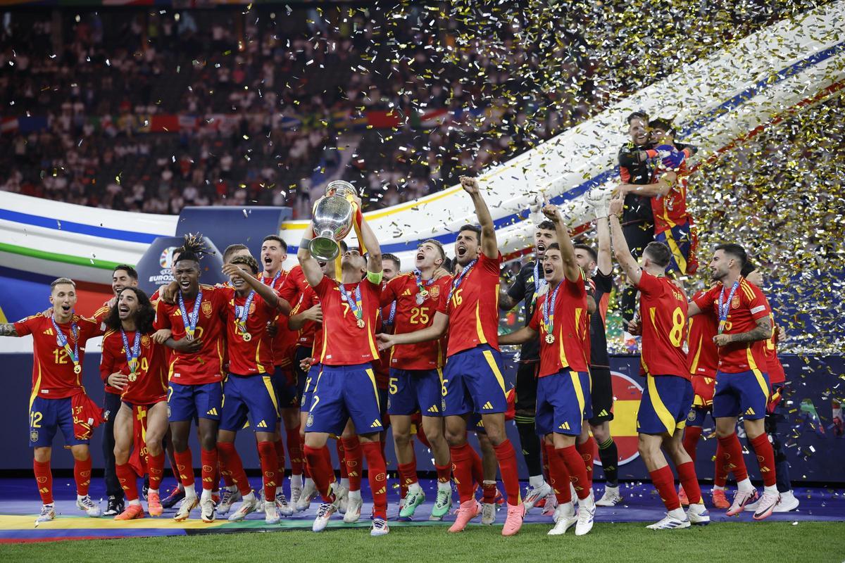 Los jugadores de España celebran la cuarta Eurocopa.