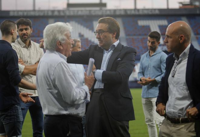 El Levante UD Iza la bandera con las peñas levantinistas