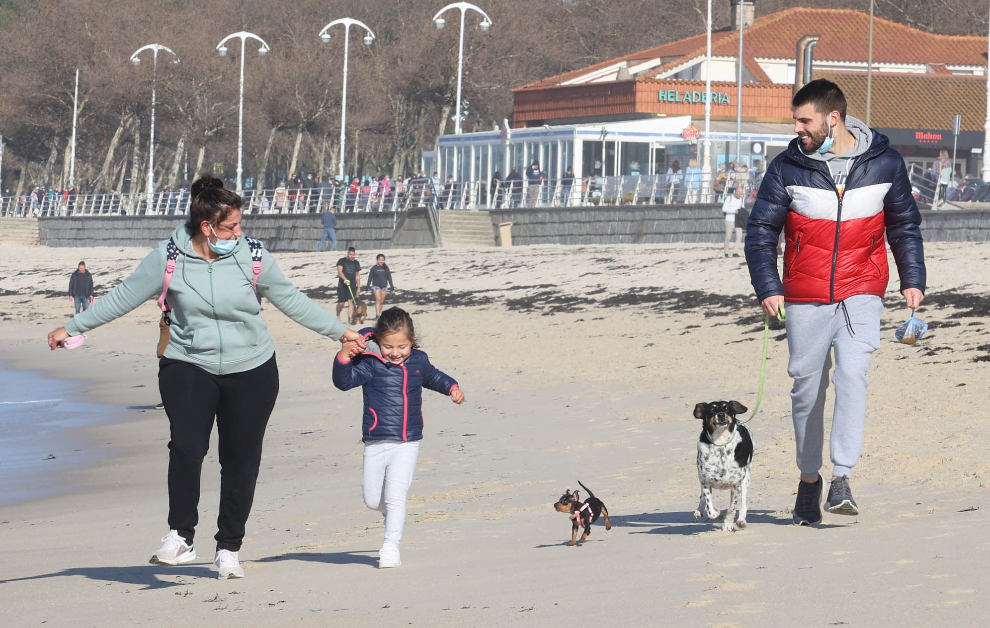 Vigueses y mascotas disfrutan del buen tiempo en Samil