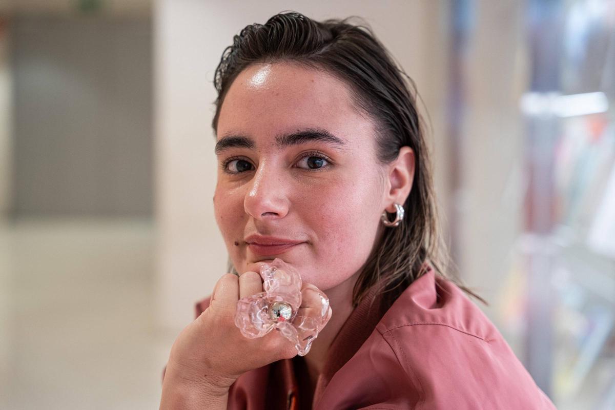 Adriana Manso, creadora de la firma de bisutería de plástico de lujo La Manso, en el CaixaForum de Barcelona.