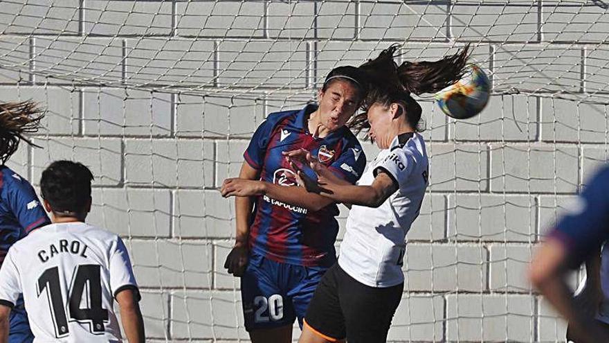 Un lance de un derbi femenino.