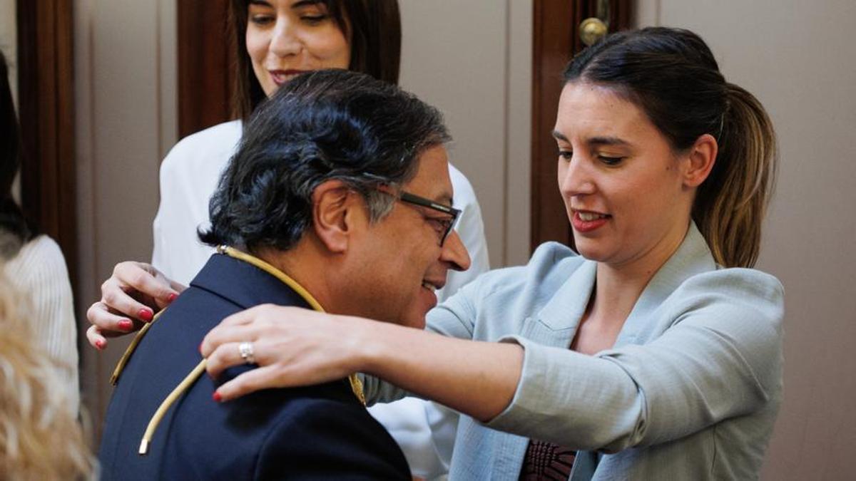 Irene Montero abraza a Gustavo Petro durante el saludo al Gobierno.