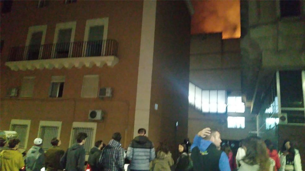 Explosión e incendio en una bloque de viviendas de en Cáceres