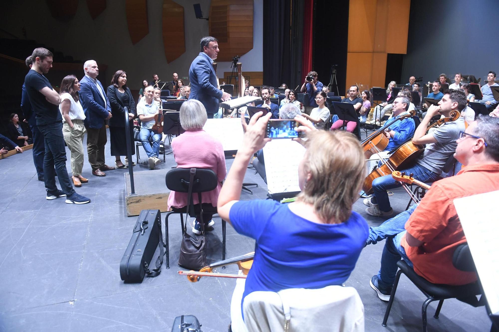 La alcaldesa de A Coruña y el presidente de la Diputación acuden a un ensayo de la Orquesta Sinfónica de Galicia
