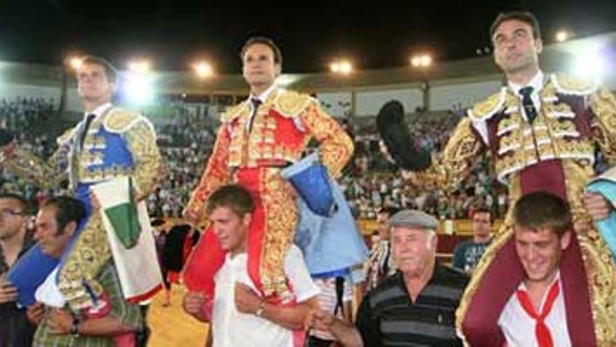 Ponce, Ferrera y El Juli salen a hombros