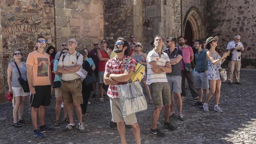 Los turistas, «maravillados» por el estado de conservación del casco histórico
