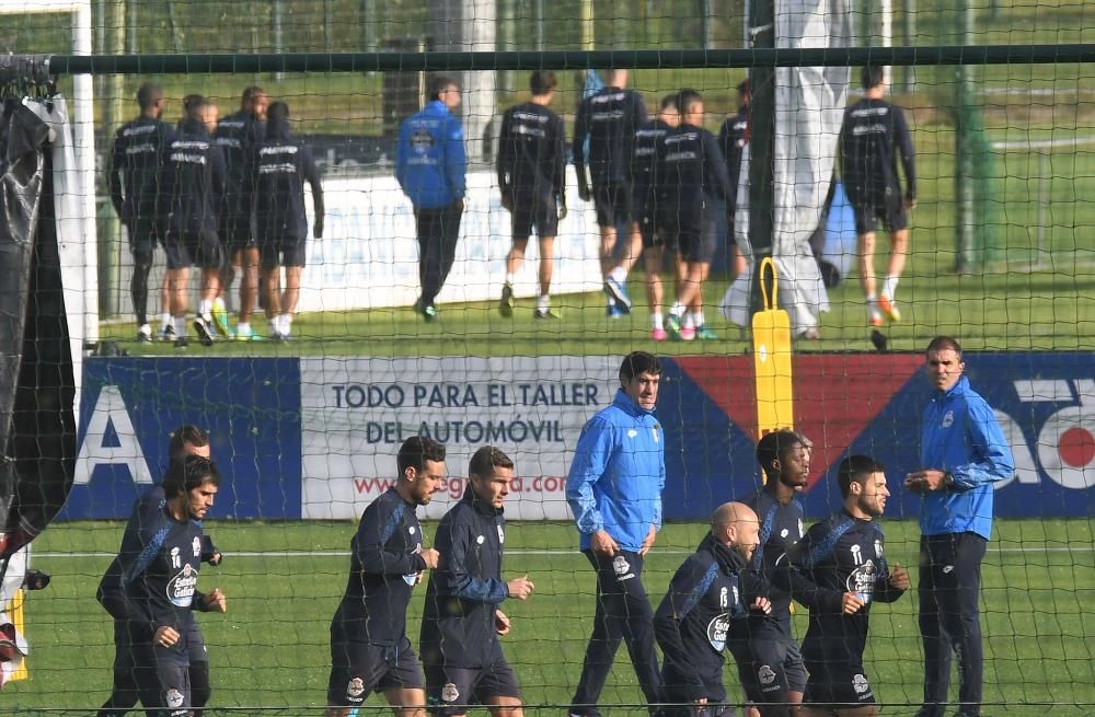 Los titulares de O Noso Derbi tuvieron una sesión de recuperación en Abegondo. Joselu avanza en su recuperación y trabaja por primera vez sobre el césped tras su lesión.