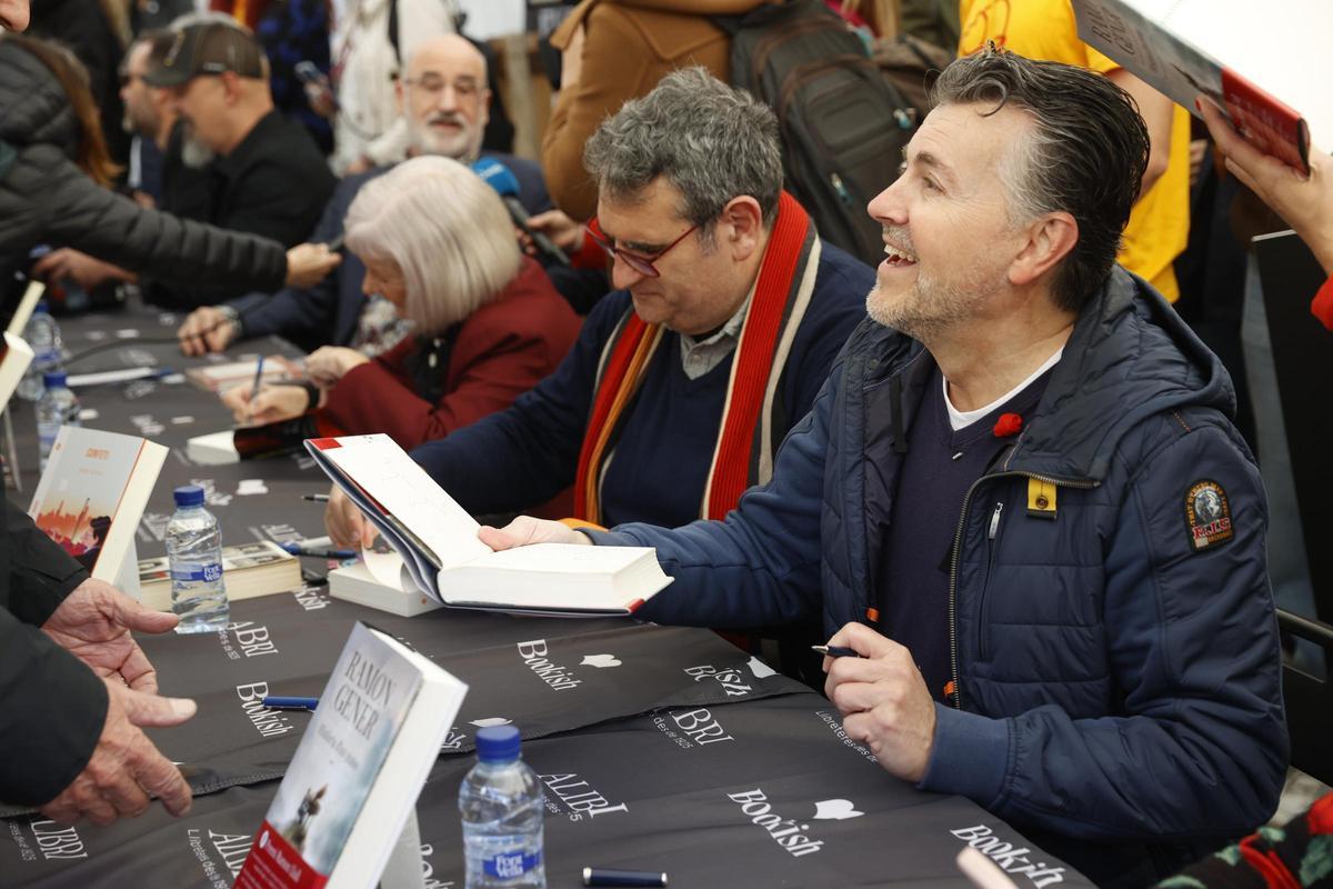 El escritor Ramón Gener firma libros en una de las paradas.