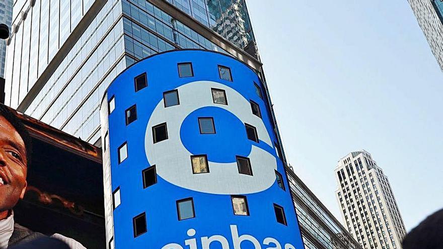 El logotip de Coinbase, a Times Square de Nova York.