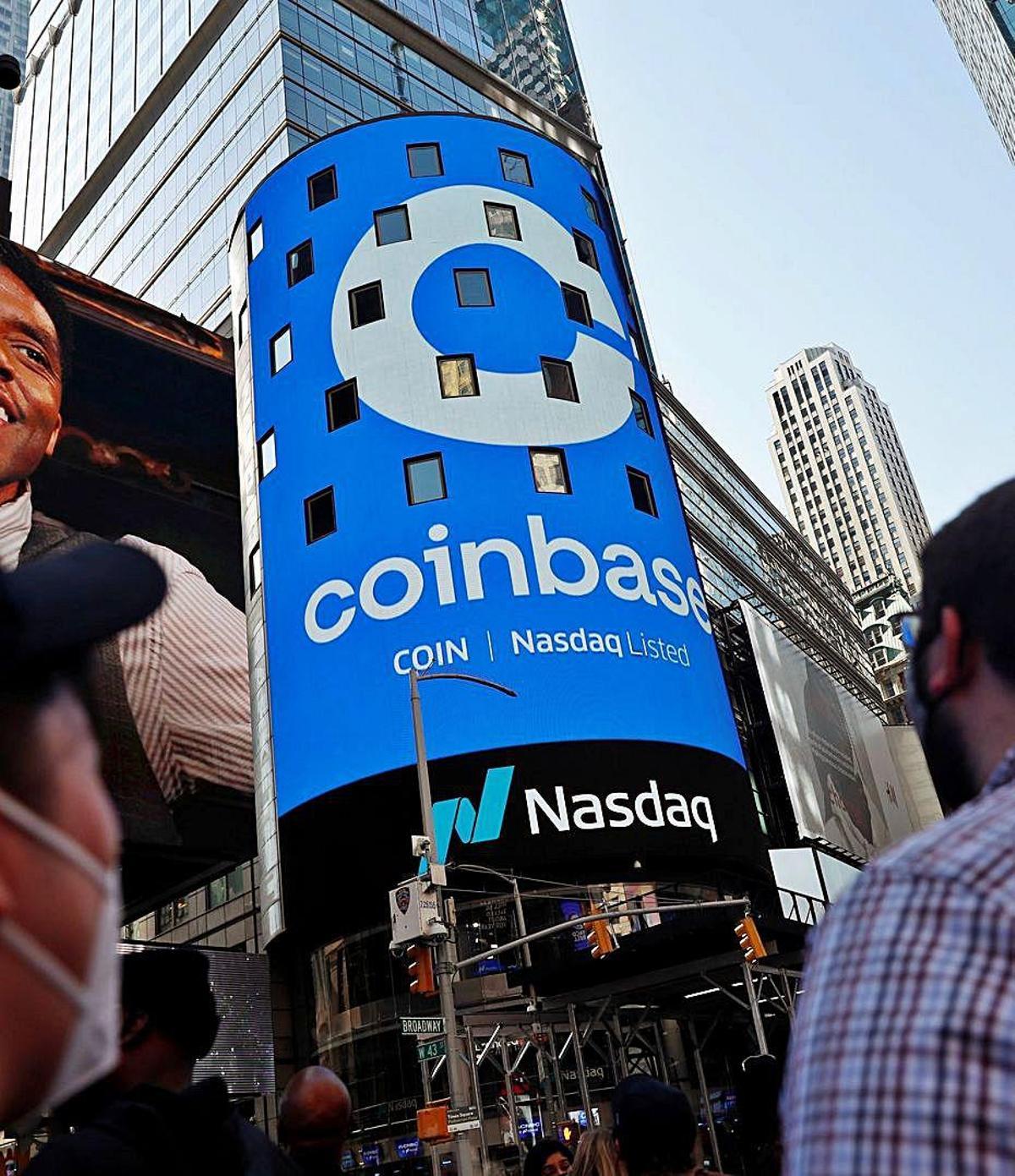 El logotip de Coinbase, a Times Square de Nova York.