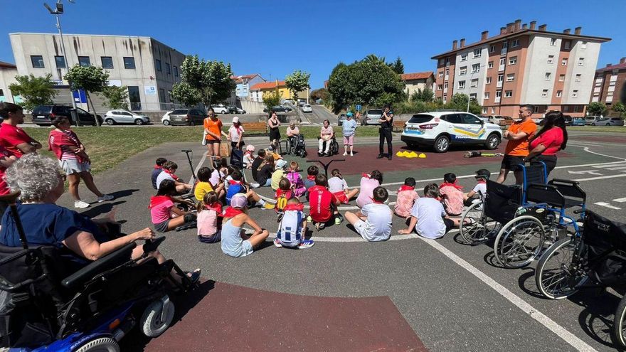 El taller para los niños de la Escuela de Vacaciones de Verano de Corvera con la Policía Local y DIFAC. | A.C.