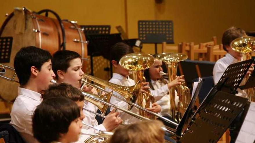 Actuación de la Banda Infantil de Lalín, ayer. // Bernabé/Luismy