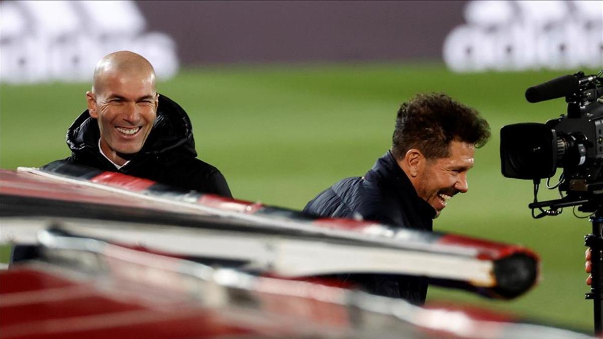 Zidane y Simeone durante el enfrentamiento de Madrid y Atlético en LaLiga