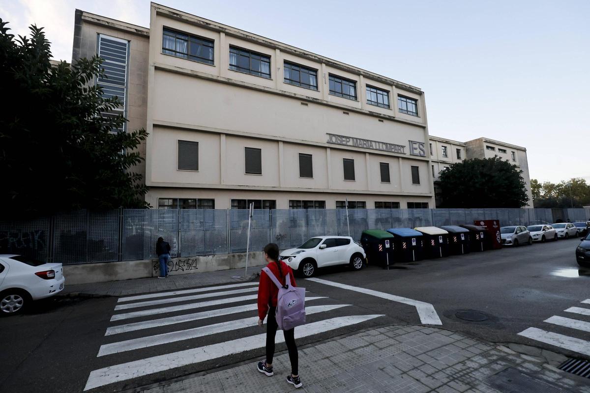 Imagen de archivo de la fachada del IES Josep Maria Llompart.