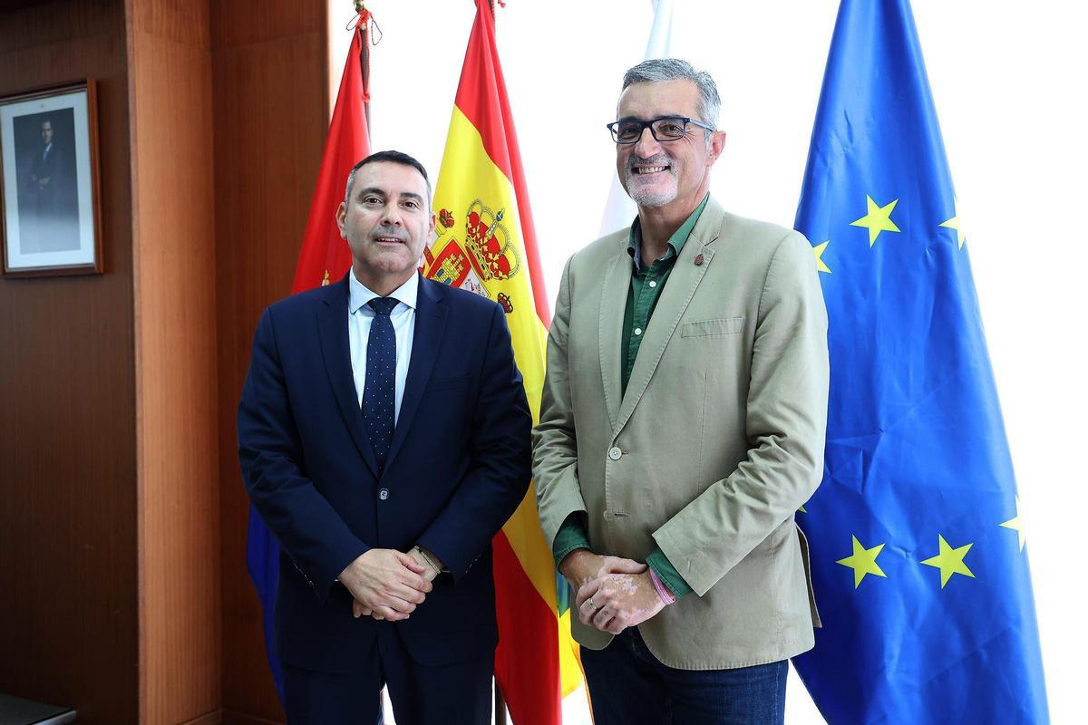 Oswaldo Betancort (i) y Marci Acuña, en el Cabildo de Lanzarote.
