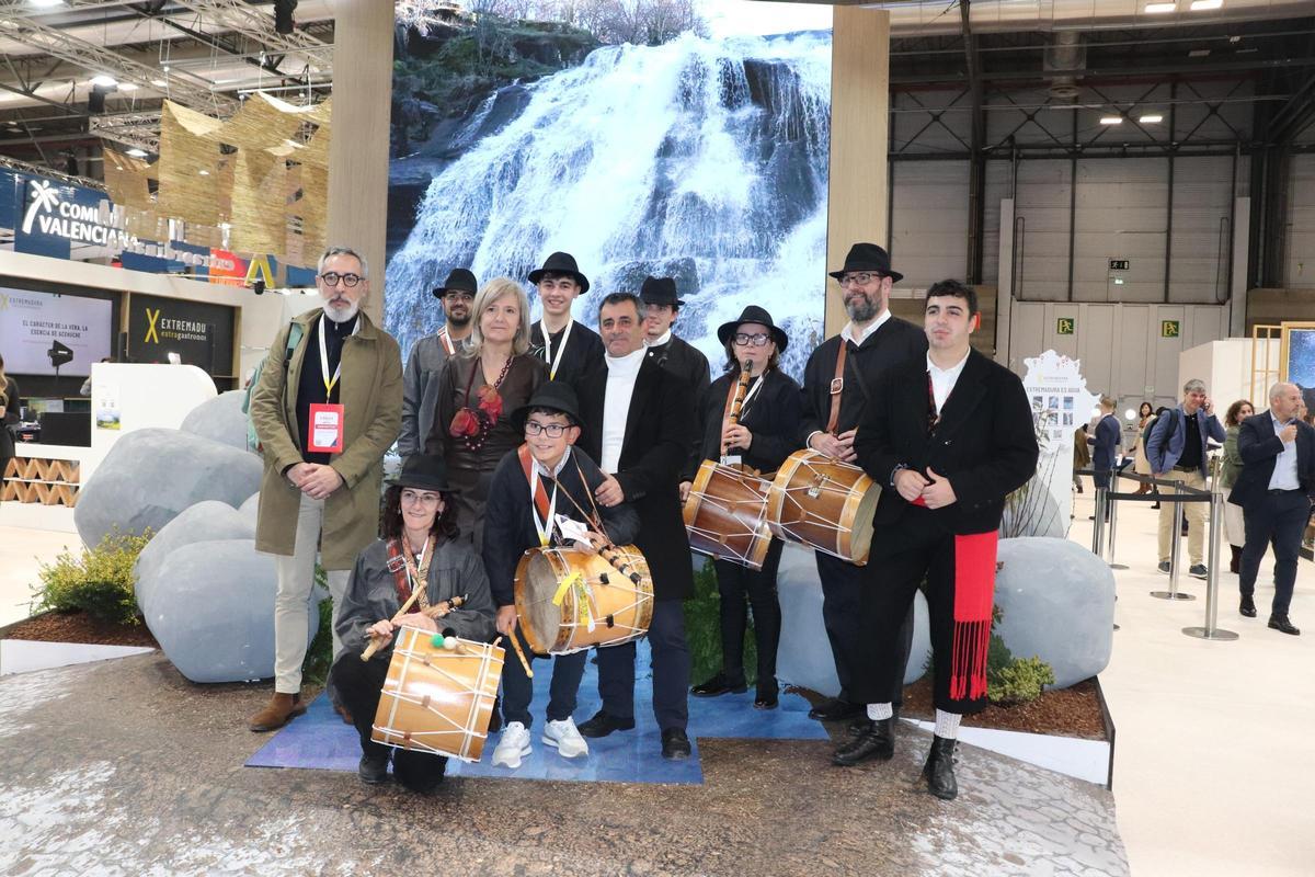El alcalde de Torrejoncillo, con la consejera de Turismo y los tamborileros del municipio.