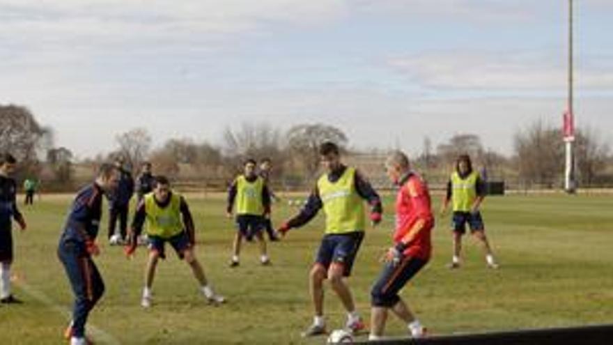 Villa, Iniesta, Busquets, Xavi, Piqué, Valdés, Puyol y Pedrito, ayer durante el entrenamiento matinal realizado en Pochesftroom.