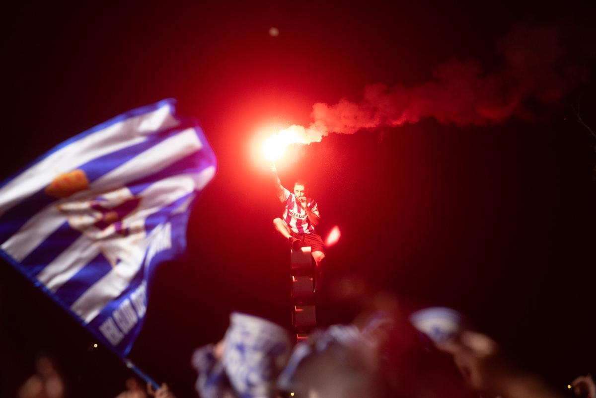 Así fue la llegada del Deportivo a Riazor: apoteosis en la explanada Así fue la llegada del Deportivo a Riazor: apoteosis en la explanada