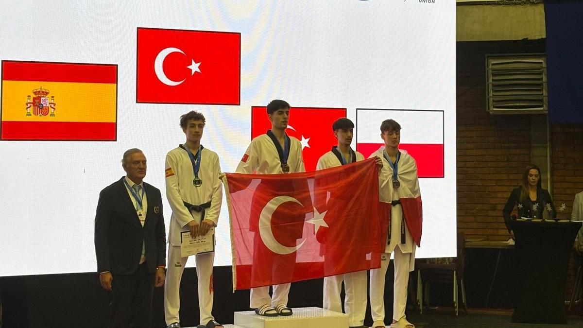 El noiés Adrián Salanova, a la izquierda, en el segundo cajón del Europeo sub21 de taekwondo disputado en Kosovo