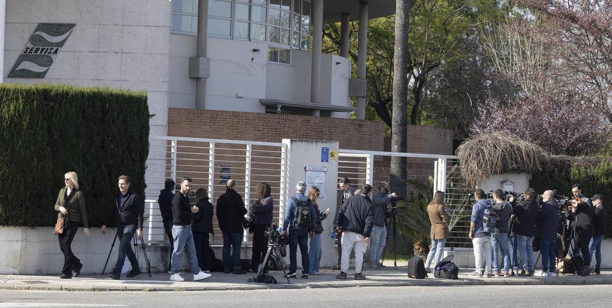 Periodistes i reporters de mitjans de comunicació a la porta del tanatori on es va fer el vetlatori de Tejero.