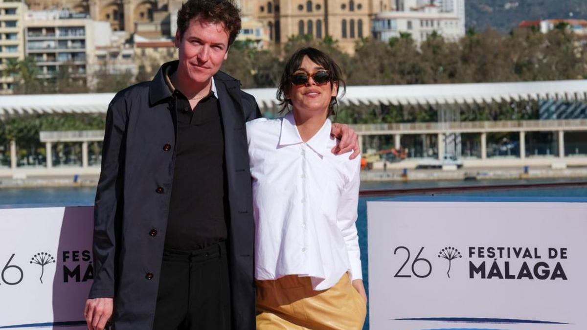 Jorge Suquet y Belén Cuesta, los protagonistas de «El cuco», ayer en el Muelle Uno.