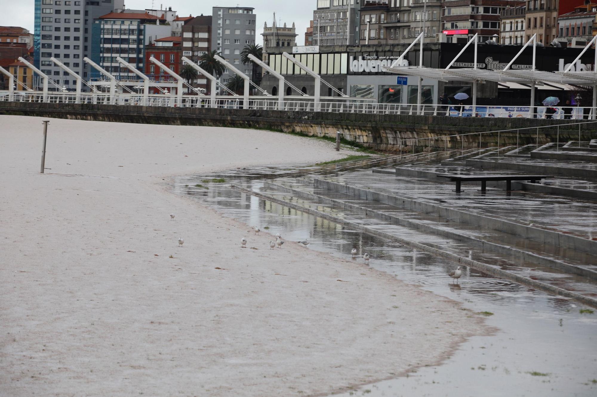 Las imágenes que deja el temporal en Gijón.