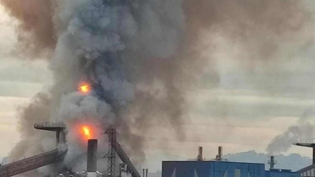 Un incendio obliga a evacuar el horno alto A de Arcelor en Gijón.