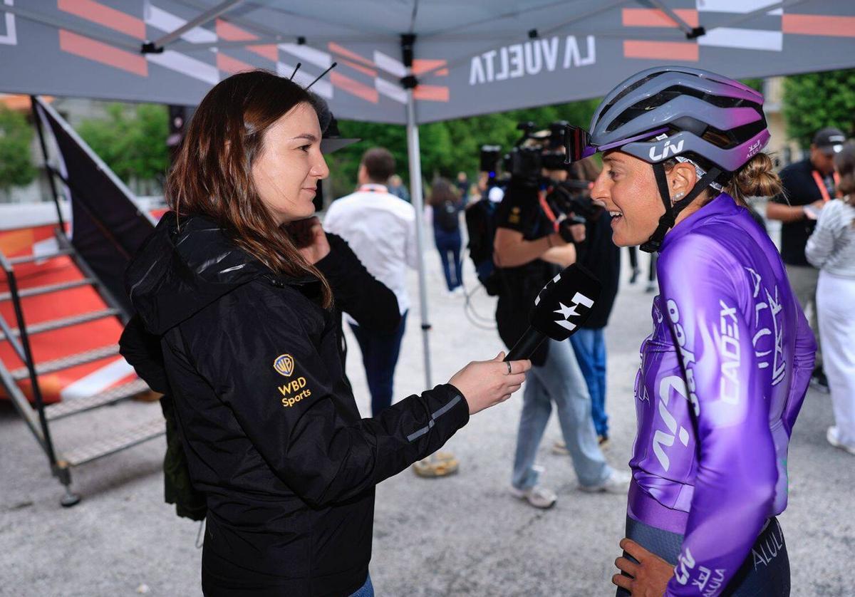 Laura Álvarez, entrevistando a Monica Trinca, del equipo Liv Alula Jayco. | RAFA GÓMEZ SPRINT CYCLING AGENCY