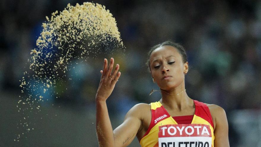 Ana Peleteiro, durante uno de sus saltos en la final del Mundial. // Efe