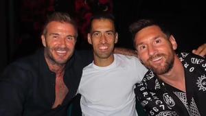 De izquierda a derecha, David Beckham, Sergio Busquets y Leo Messi, durante una cena en Miami en una fotografía publicada este viernes en sus redes sociales. 