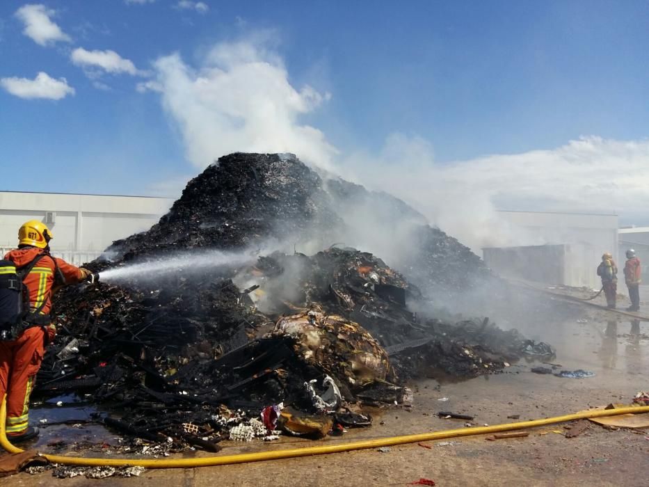 Incendio en una empresa de reciclaje en Picassent