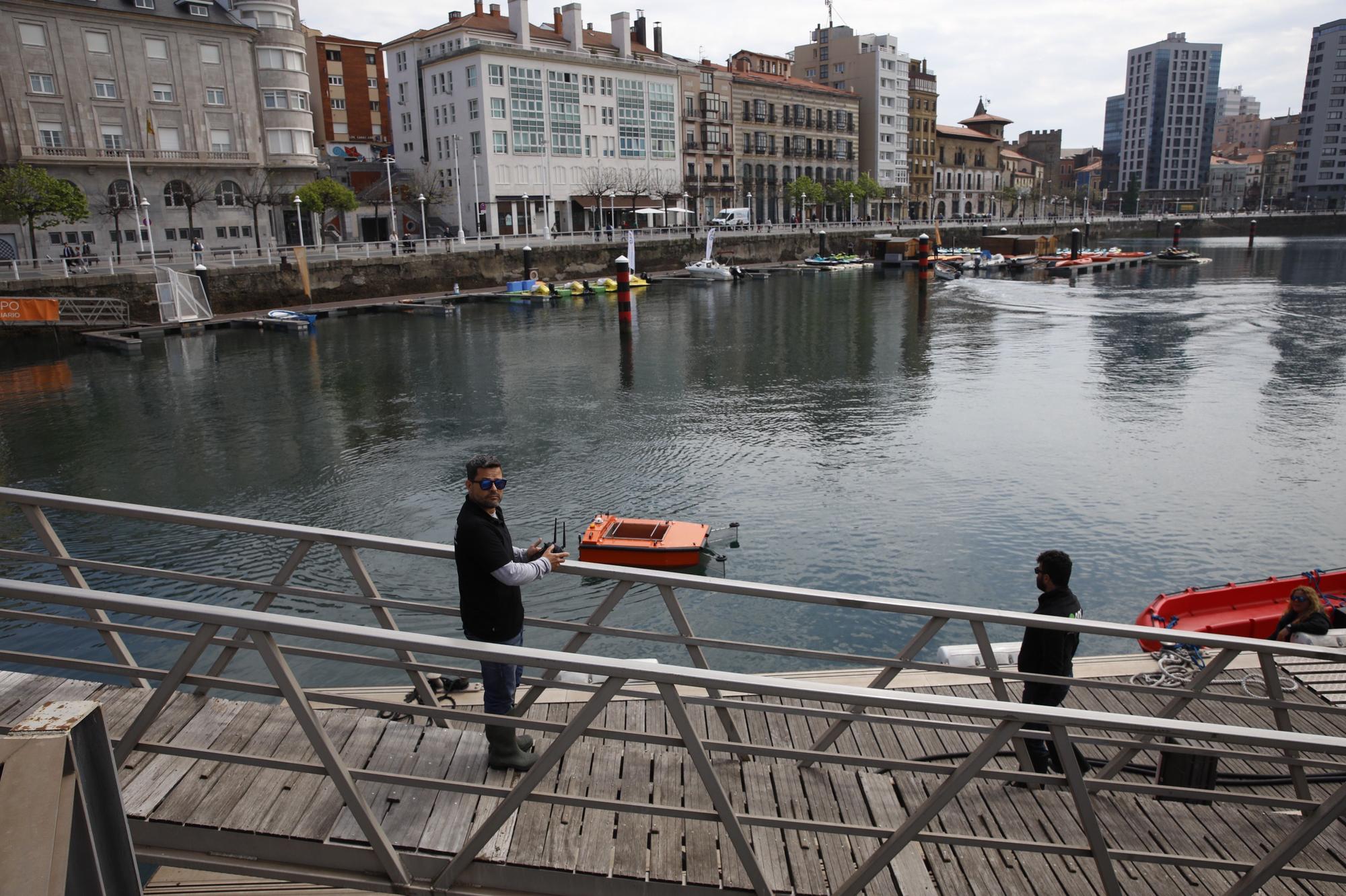 Una aspiradora para el mar: así es el dron que limpia la superficie del agua presentado en Gijón