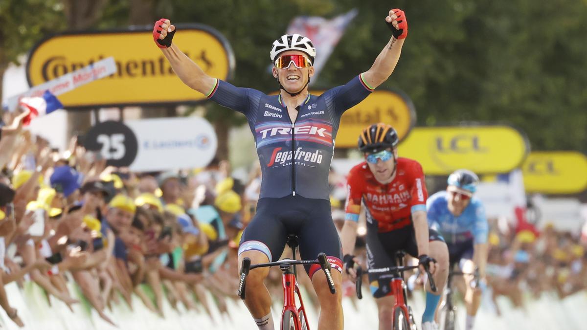 Mads Pedersen de Trek Segafredo cruza la línea de metade la etapa del Tour de Francia desde Le Bourg d'Oisans a Saint-Etienne.
