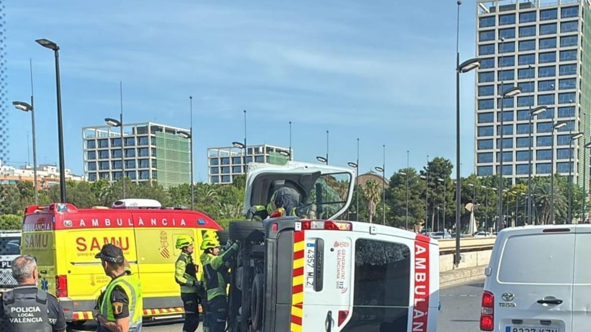 Ambulancia volcada en València este domingo.