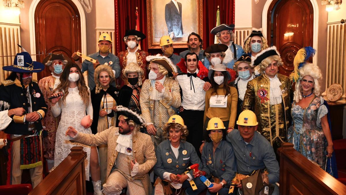 La corporación municipal posa junto al cantante de Nancys Rubias en la tradicional foto de familia.