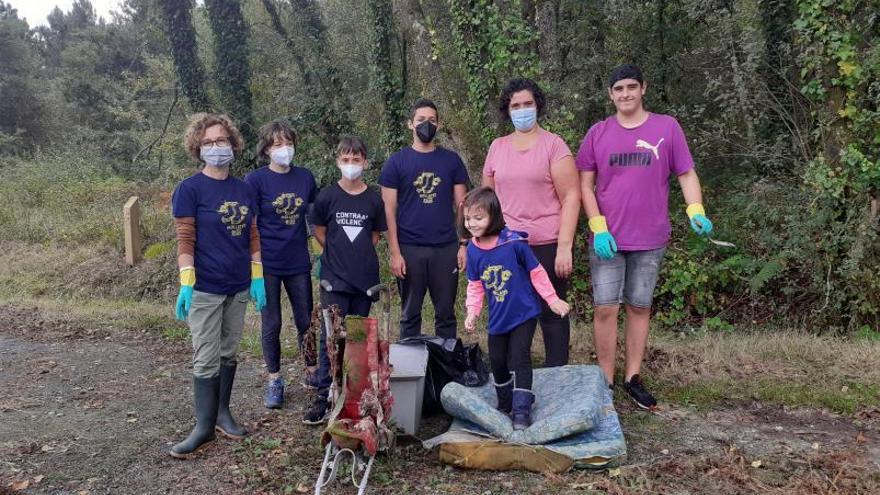 Recogen 800 kilos de basura de la ribera estradense del Liñares