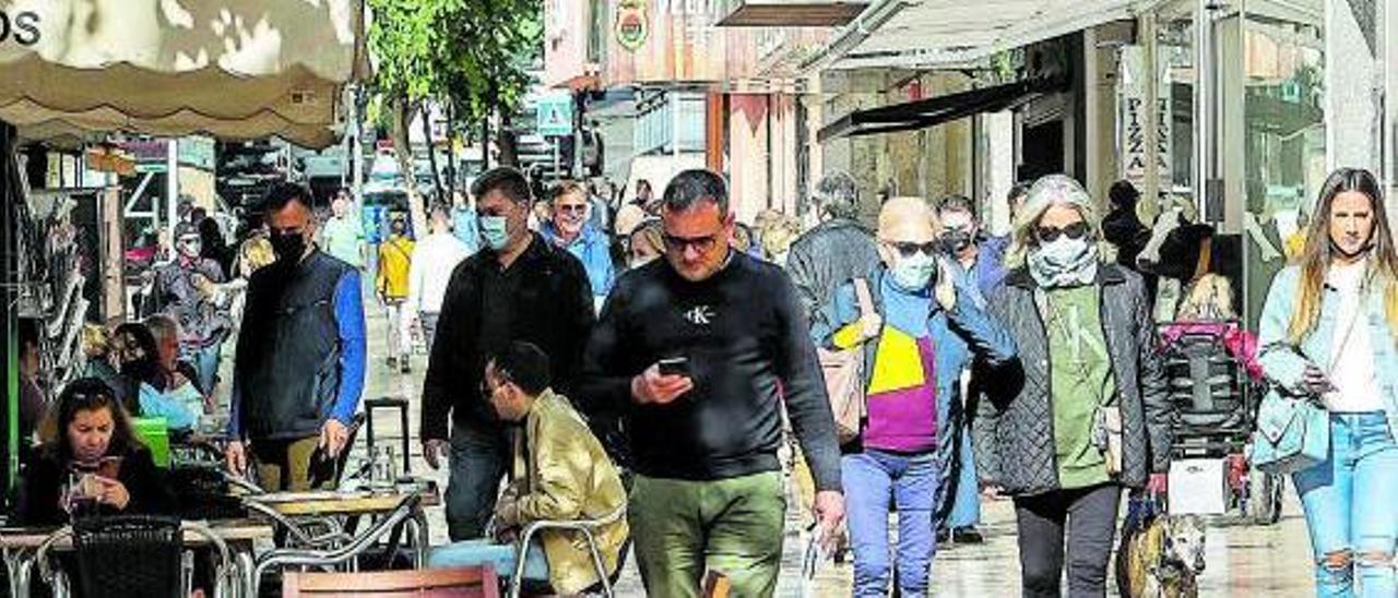 Mesas y sillas de negocios hosteleros en la Rambla de Alicante, en una imagen de ayer. | HÉCTOR FUENTES