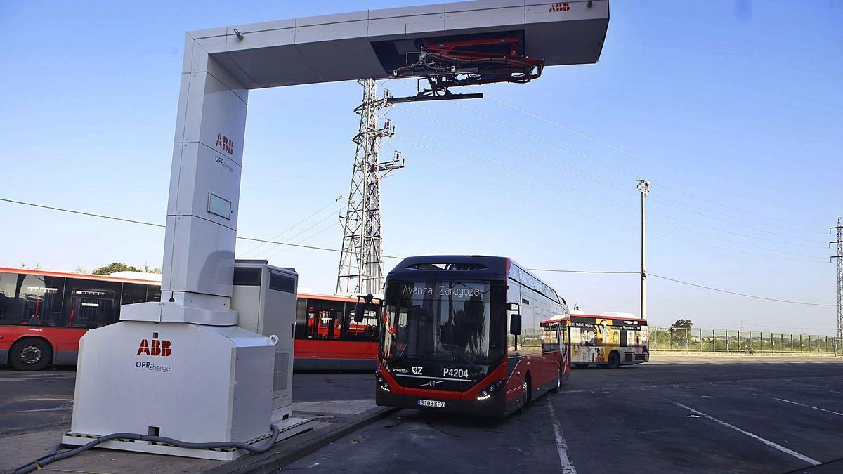 Un autobús eléctrico en las cocheras de Zaragoza minutos antes de iniciar la carga de sus baterías.  | EL PERIÓDICO