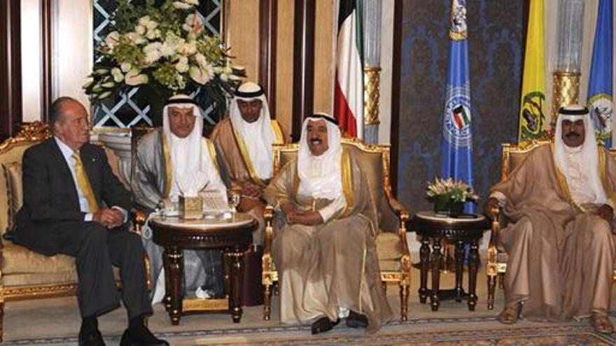 El Rey Juan Carlos durante el encuentro que ha mantenido con el emir de Kuwait, el jeque Sabah al Ahmad al Sabah, y el primer ministro, jeque Yaber al Mubarak al Hamad al Sabah.