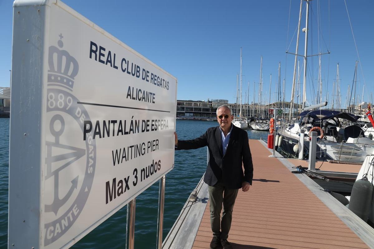 Javier Romero, junto al cartel que anuncia el pantalán de espera del Real Club de Regatas de Alicante.